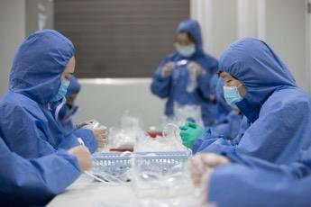 鑫達集團開足馬力 日產醫(yī)用隔離眼罩5000副